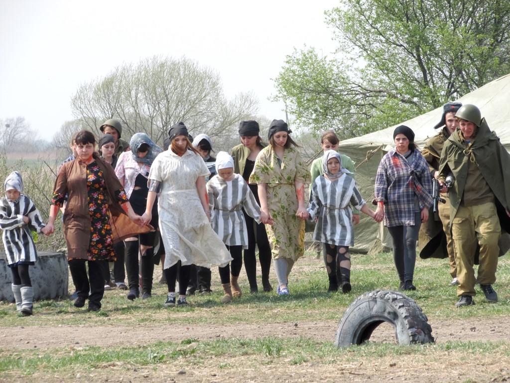 Освобождение узников концлагерей, Фото с места события собственное