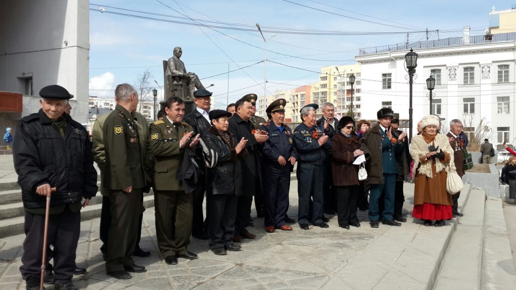 На площади Дружбы в Якутске поздравили спасателей с Днем пожарной службы , Фото с места события собственное