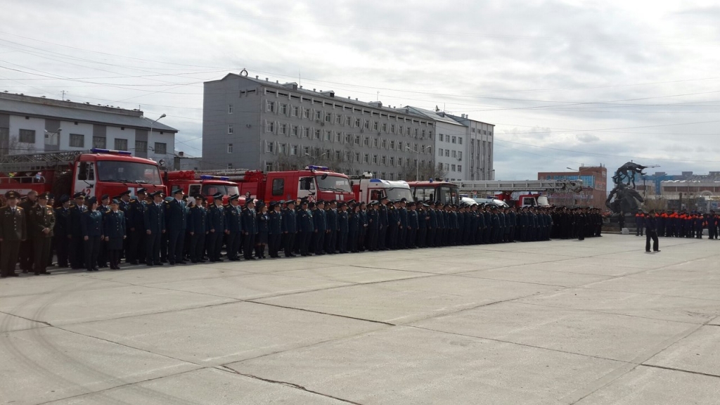 На площади Дружбы в Якутске поздравили спасателей с Днем пожарной службы , Фото с места события собственное