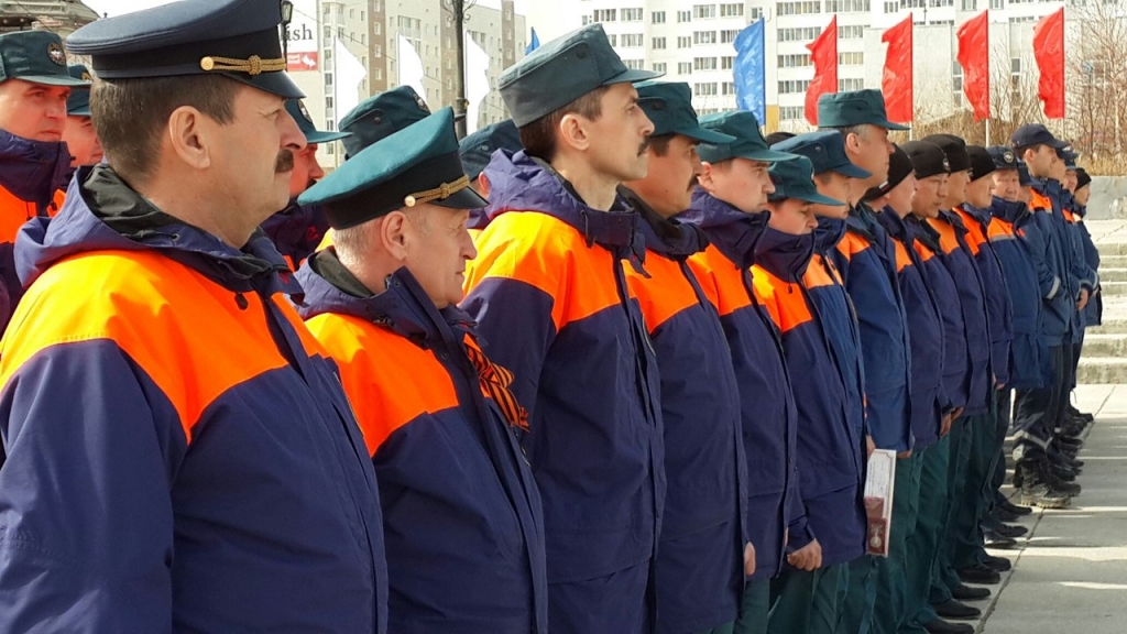 На площади Дружбы в Якутске поздравили спасателей с Днем пожарной службы , Фото с места события собственное