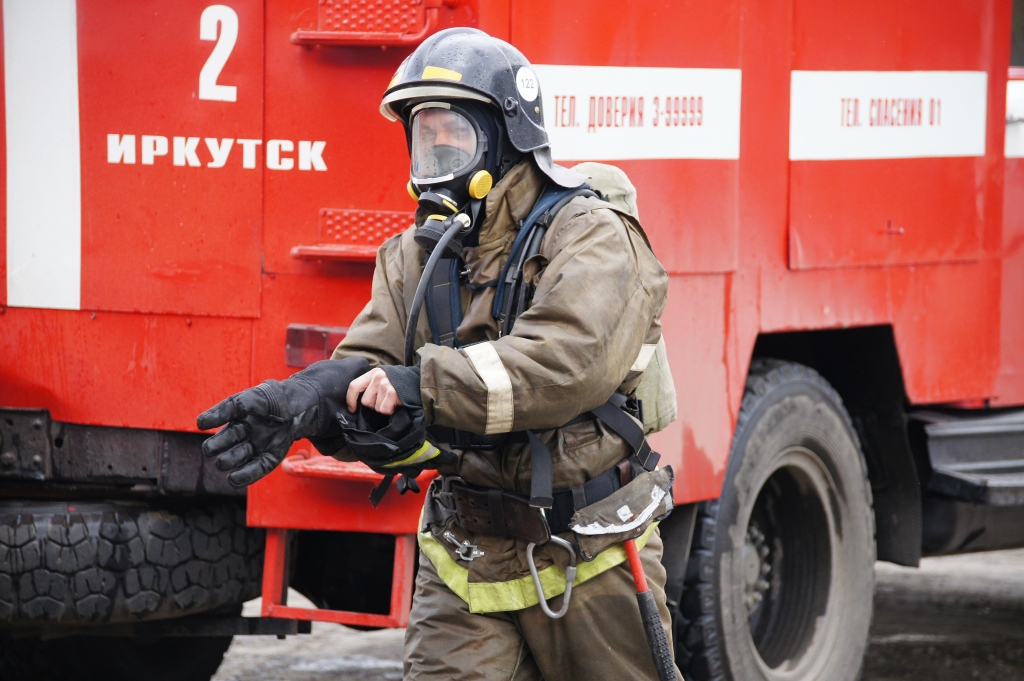 Фото пожарного в аппарате