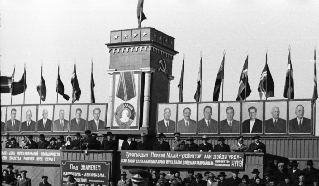 Первомайские демонстрации не утратили своей былой массовости в Якутии, Фото с места события из других источников