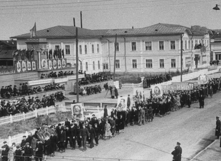 Первомайские демонстрации не утратили своей былой массовости в Якутии, Фото с места события из других источников