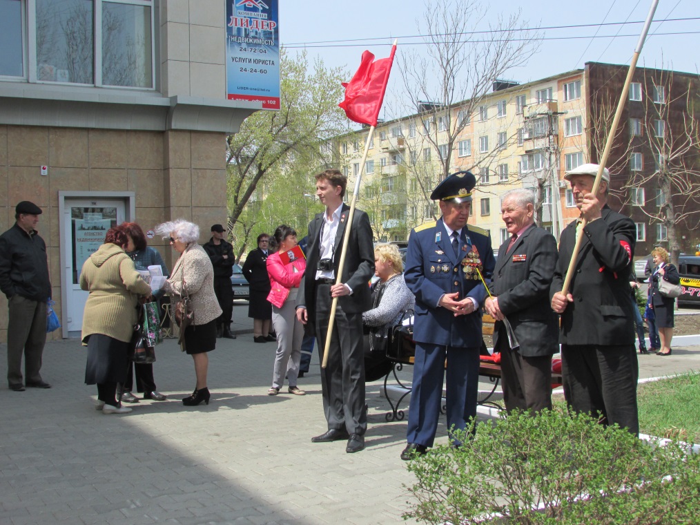 На митинг собирались не только люди старшего поколения, Фото с места события собственное