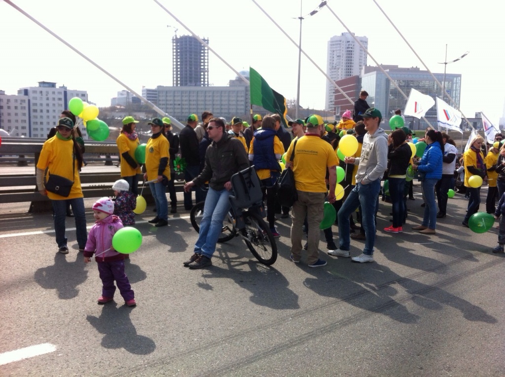Колонны участников начали путь в центр города , Фото с места события из других источников