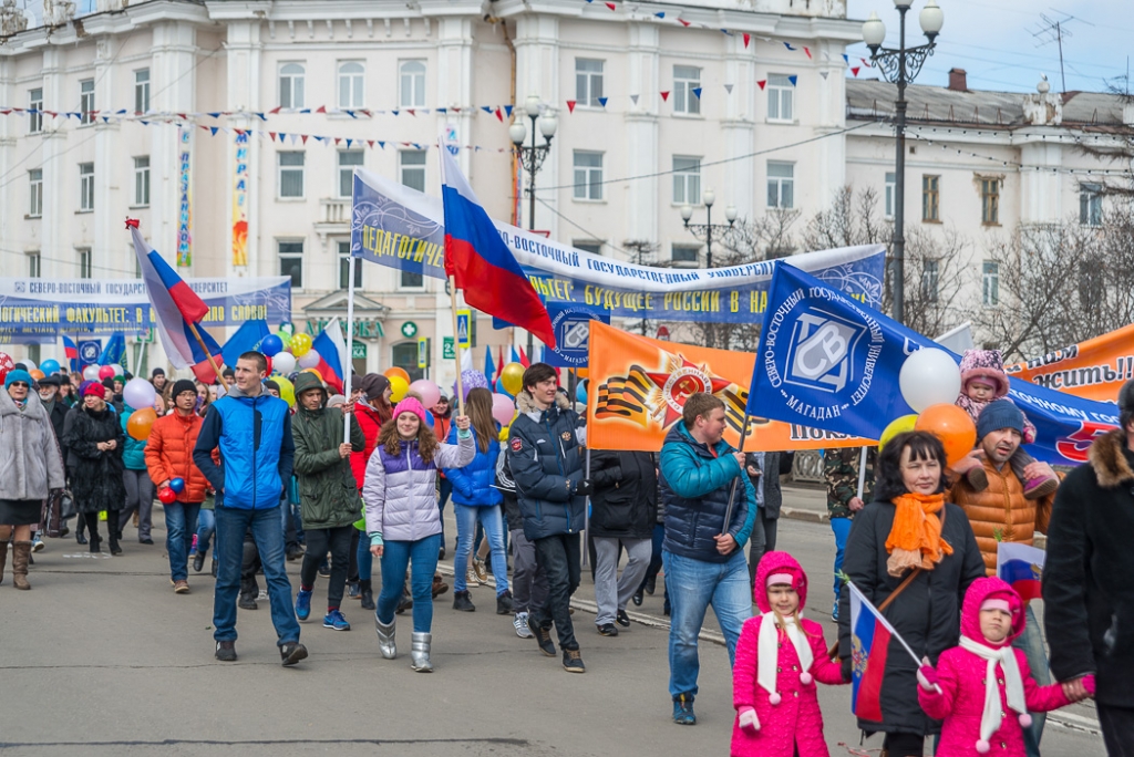 Одну из самых больших колонн составили студенты Северо-Восточного государственного университета, Фото с места события собственное