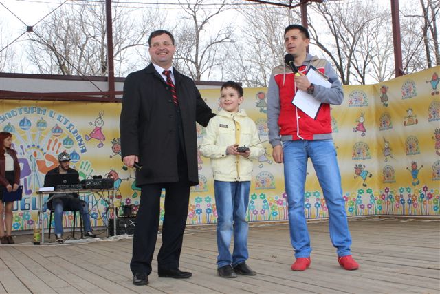 Сезон открыли нажатием кнопки на пульте дистанционного управления каруселью - и она закружилась, Фото с места события собственное