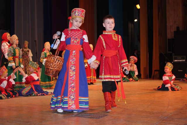 Весенний обряд в исполнении образцового ансамбля народной песни , Фото с места события собственное