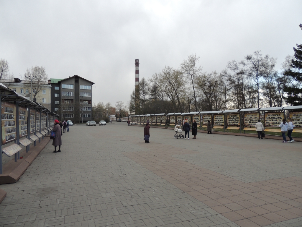 У Вечного огня в Иркутске открылась новая "Стена памяти", Фото с места события собственное