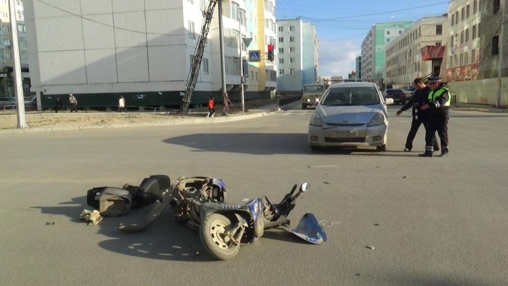 Подросток на мопеде врезался в иномарку на одном из перекрестков Якутска, Фото с места события из других источников