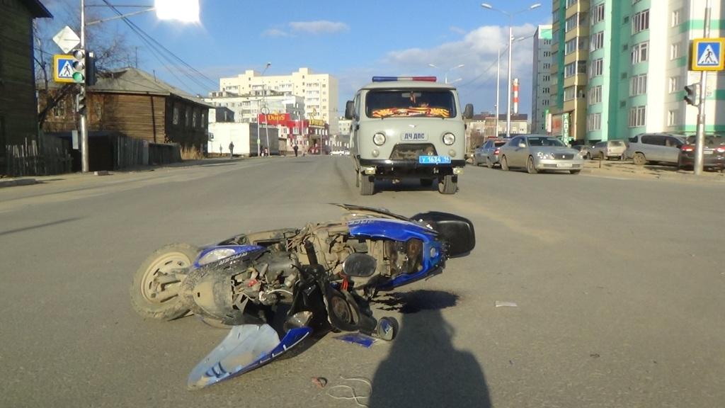 Подросток на мопеде врезался в иномарку на одном из перекрестков Якутска ГАИ Якутска
