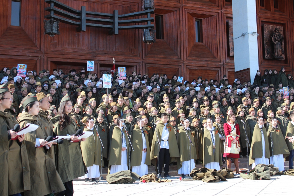 Хор из двух тысяч учеников, учителей и родителей исполнил песни военных лет в Якутске Алена Подковырова, YakutiaMedia