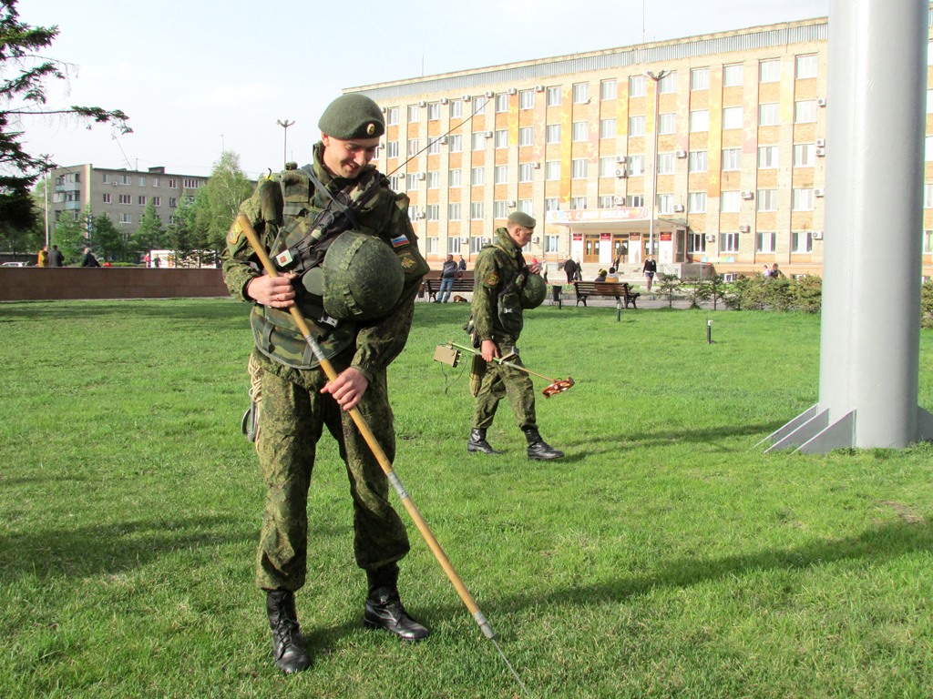 Безопасность горожан обеспечивают военные саперы, Фото с места события собственное