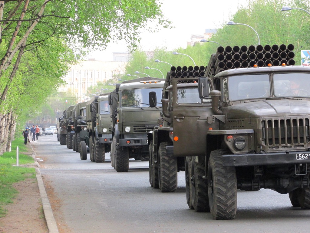 Колонна военной техники на построении, Фото с места события собственное