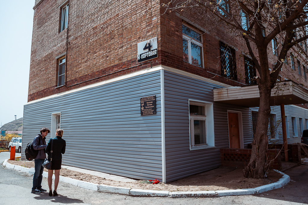 Памятная доска установлена на фасаде здания жд станции по адресу Нижнепортовая, 4, Фото с места события собственное