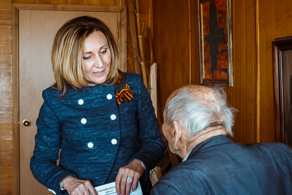 ишбулатова. владивостока. роса владивосток ветераны. фото 9 мая офицеры в адмиральском сквере г. ветераны приморья.