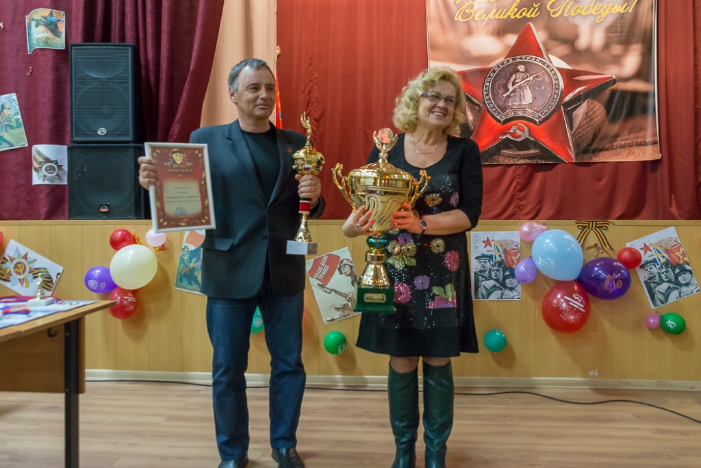 Заместитель директора политехнического института СВГУ с переходящим кубком, Фото с места события собственное