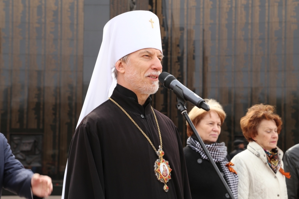Белоснежных голубей запустили в небо над Хабаровском, Фото с места события собственное