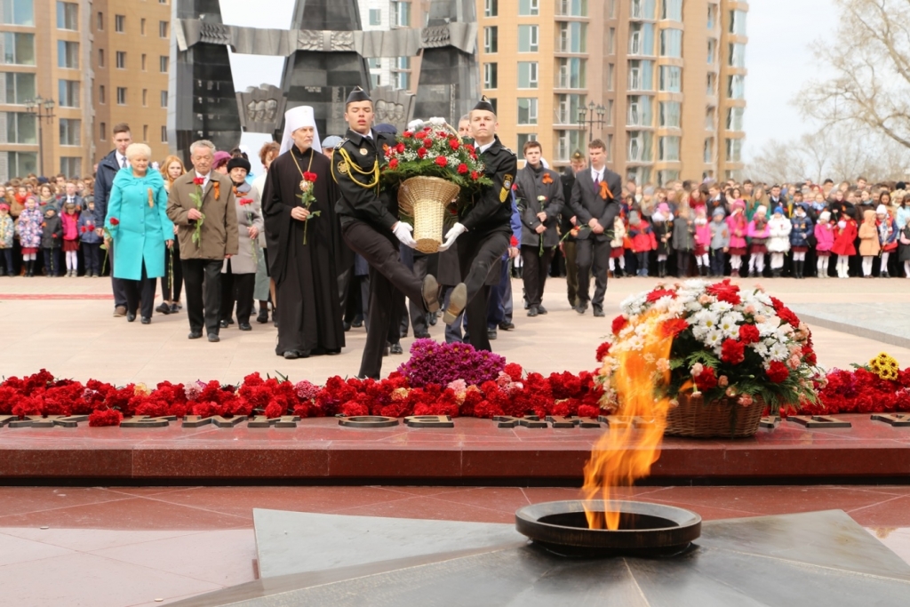 Белоснежных голубей запустили в небо над Хабаровском, Фото с места события собственное