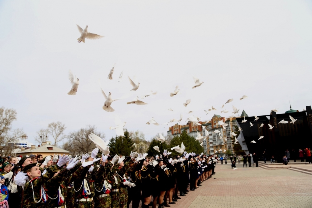 Белоснежных голубей запустили в небо над Хабаровском, Фото с места события собственное