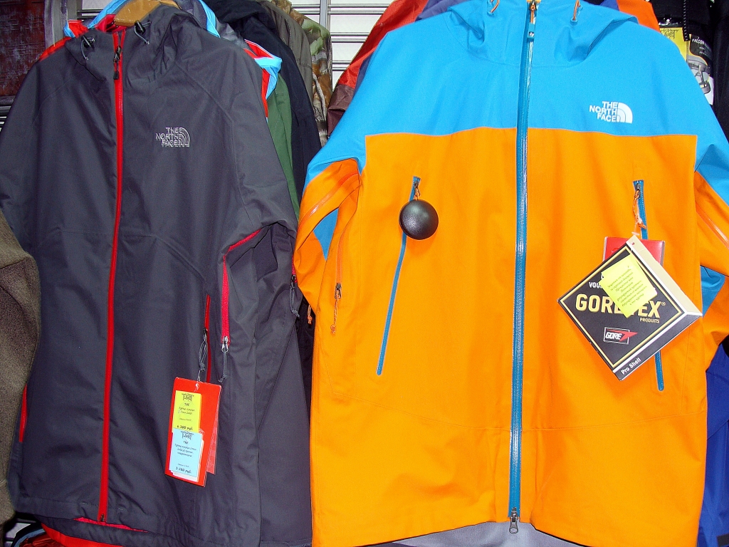 "Тибет", магазин для путешественников, куртка с мембраной gore-tex, Фото с места события собственное