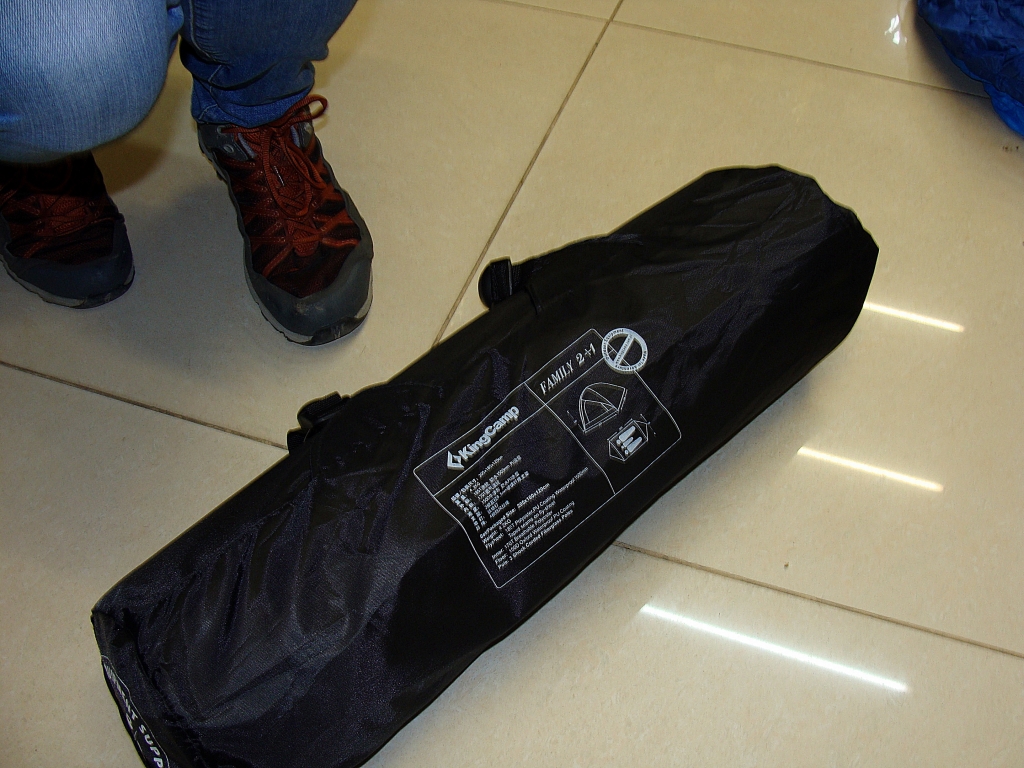 "Тибет", магазин для путешественников, сложенная палатка, Фото с места события собственное