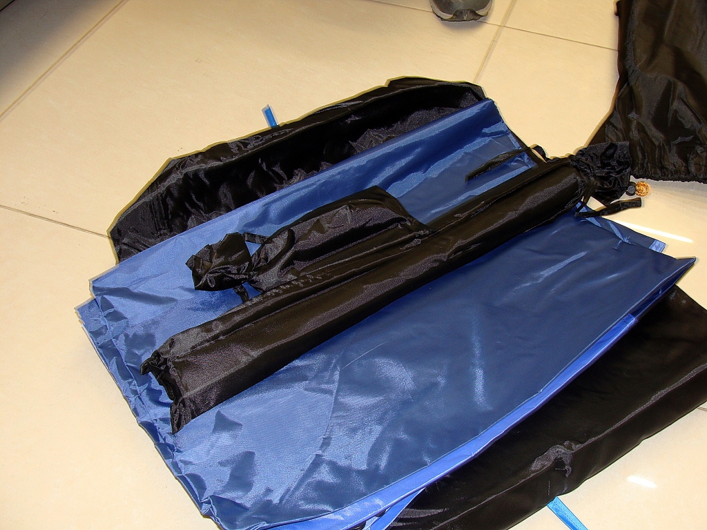 "Тибет", магазин для путешественников, сложенная палатка, Фото с места события собственное