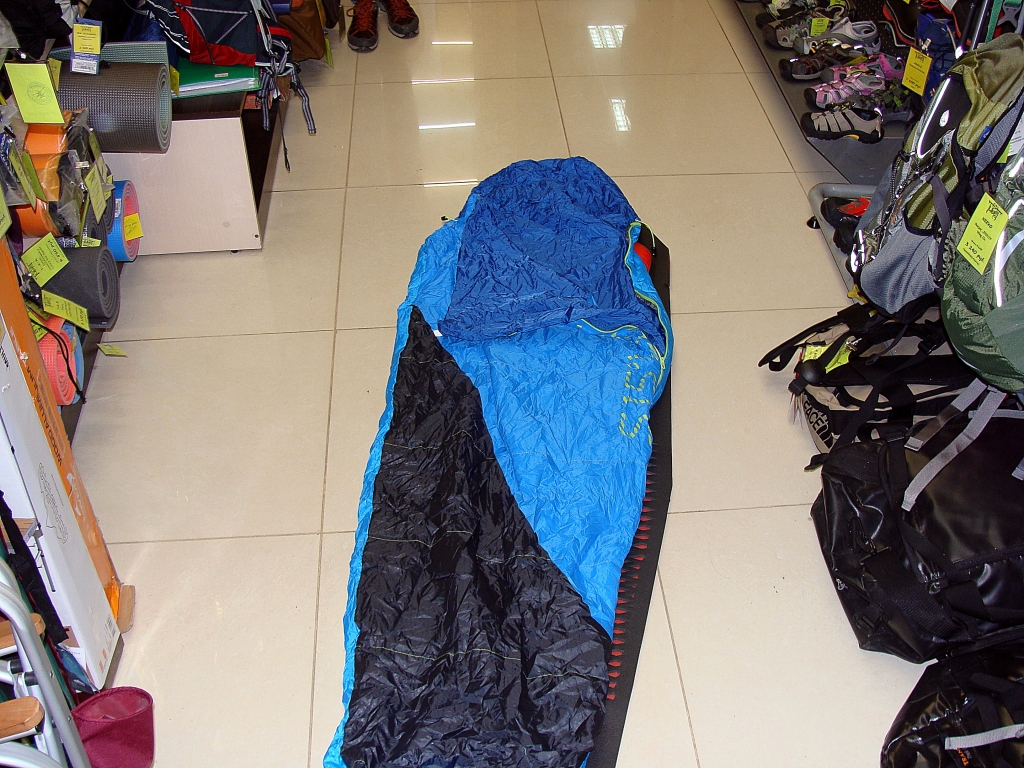 "Тибет", магазин для путешественников, спальник, Фото с места события собственное