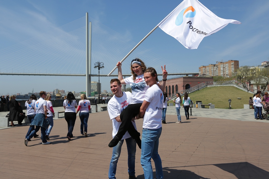 Владивосток принял участие, Фото с места события собственное