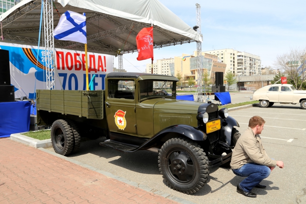 Ретро-автомобили украсили центр Хабаровска в преддверие праздника Великой Победы, Фото с места события собственное