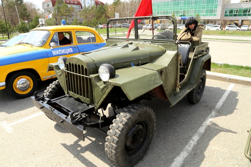 Ретро-автомобили украсили центр Хабаровска в преддверие праздника Великой Победы, Фото с места события собственное