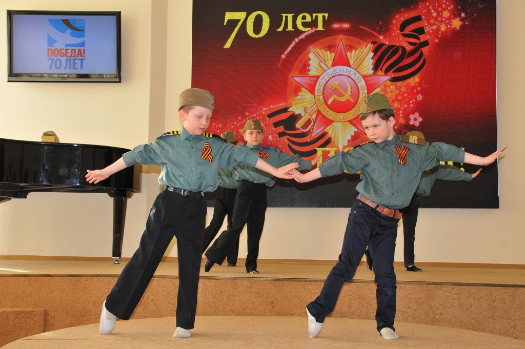 Дети поздравляют ветеранов, Фото с места события из других источников