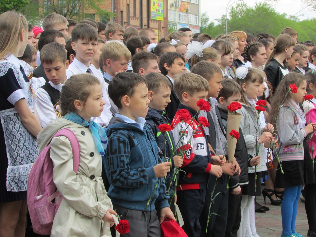 С цветами пришли школьники всех возрастов, Фото с места события собственное