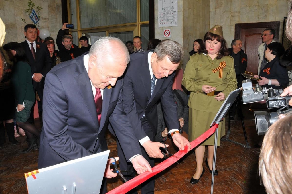 Перерезание ленточки, Фото с места события из других источников