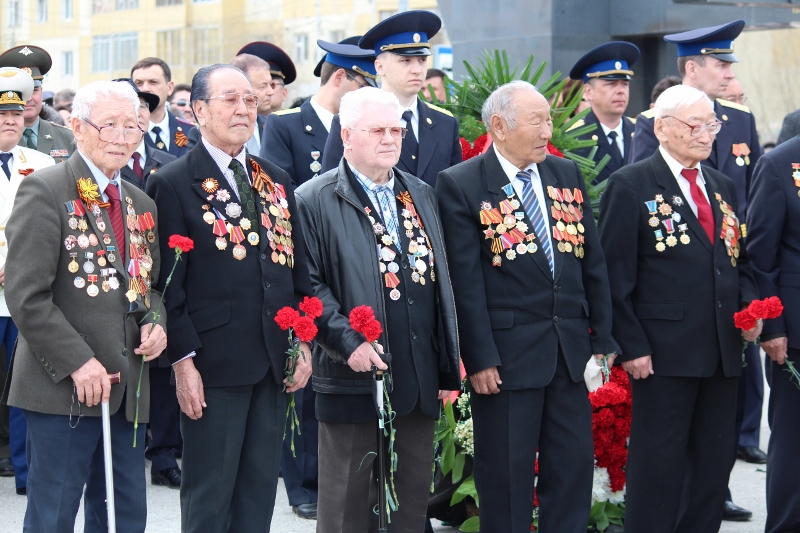 Сотни тысяч якутян возложили цветы к монументу "Воинам победителям" (ФОТО), Фото с места события собственное