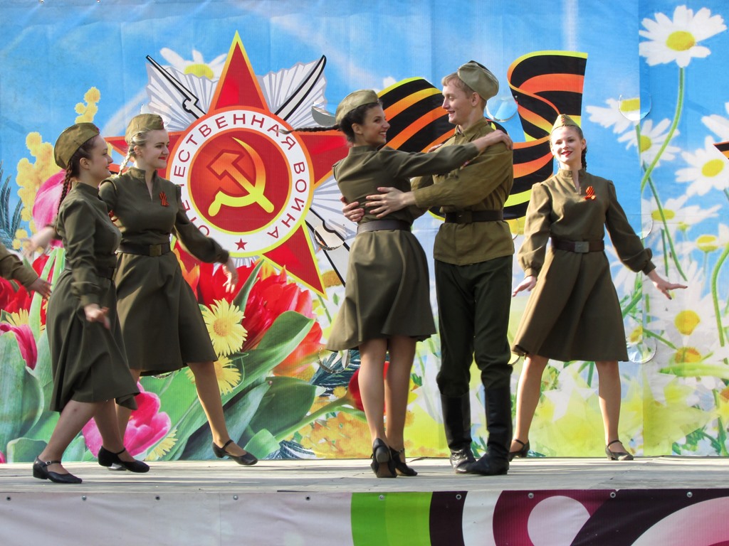 Танцы военных лет, Фото с места события собственное