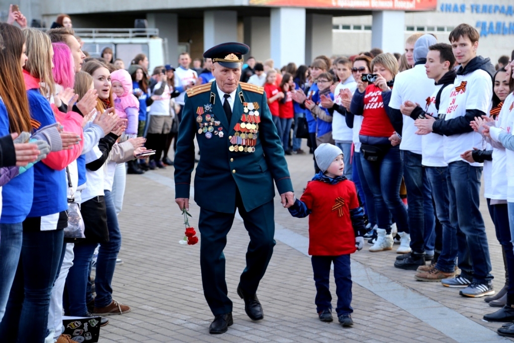 Молодежь Хабаровска растрогала до слез ветеранов войны, устроив для них акцию "Спасибо", Фото с места события собственное