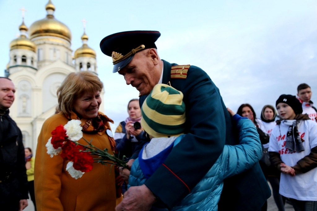 Молодежь Хабаровска растрогала до слез ветеранов войны, устроив для них акцию "Спасибо", Фото с места события собственное