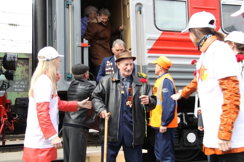 Ретро-поезд "Победа" накануне Победы отправился со станции Хабаровск-1, Фото с места события из других источников