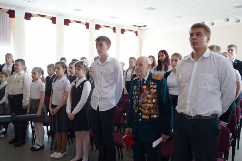 Номинант на звание "Почетный гражданин Хабаровска" вручил грамоты гимназистам, Фото с места события из других источников