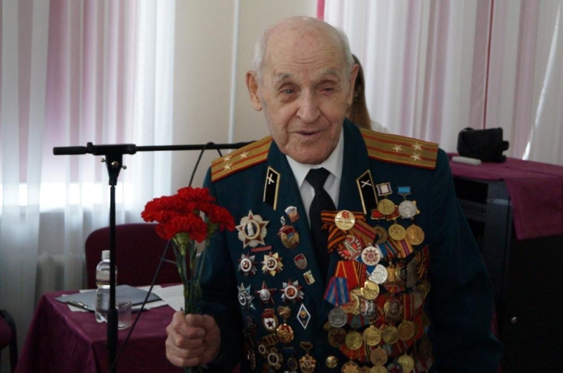 Номинант на звание "Почетный гражданин Хабаровска" вручил грамоты гимназистам, Фото с места события из других источников