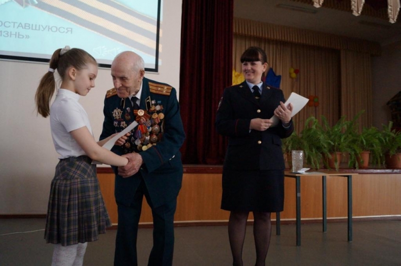 Номинант на звание "Почетный гражданин Хабаровска" вручил грамоты гимназистам, Фото с места события из других источников
