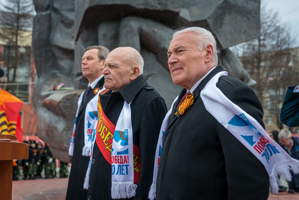 На торжественном митинге у узла Памяти, Фото с места события собственное