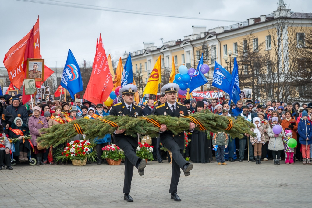 У монумента Узел Памяти возложили венки и цветы, Фото с места события собственное