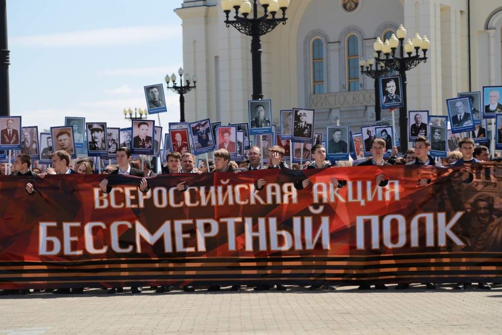 Тысячи хабаровчан пронесли фотографии свои предков - ветеранов в дань светлой памяти, Фото с места события собственное