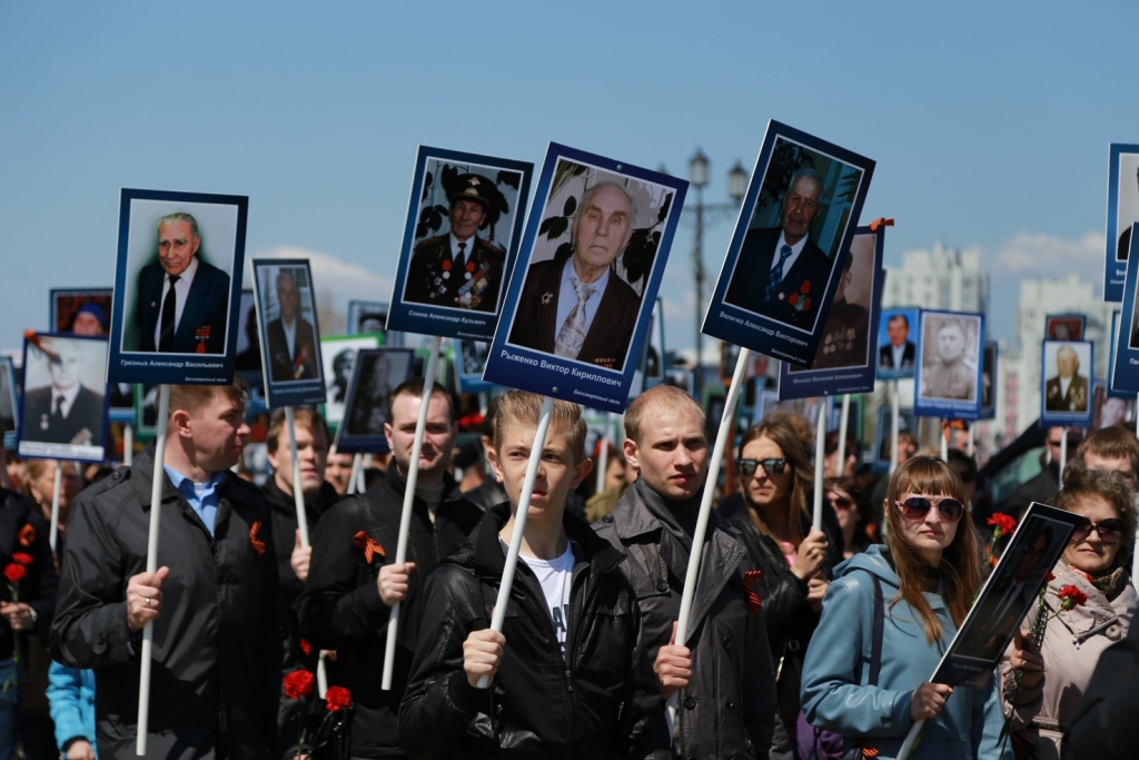 Тысячи хабаровчан пронесли фотографии свои предков - ветеранов в дань светлой памяти, Фото с места события собственное