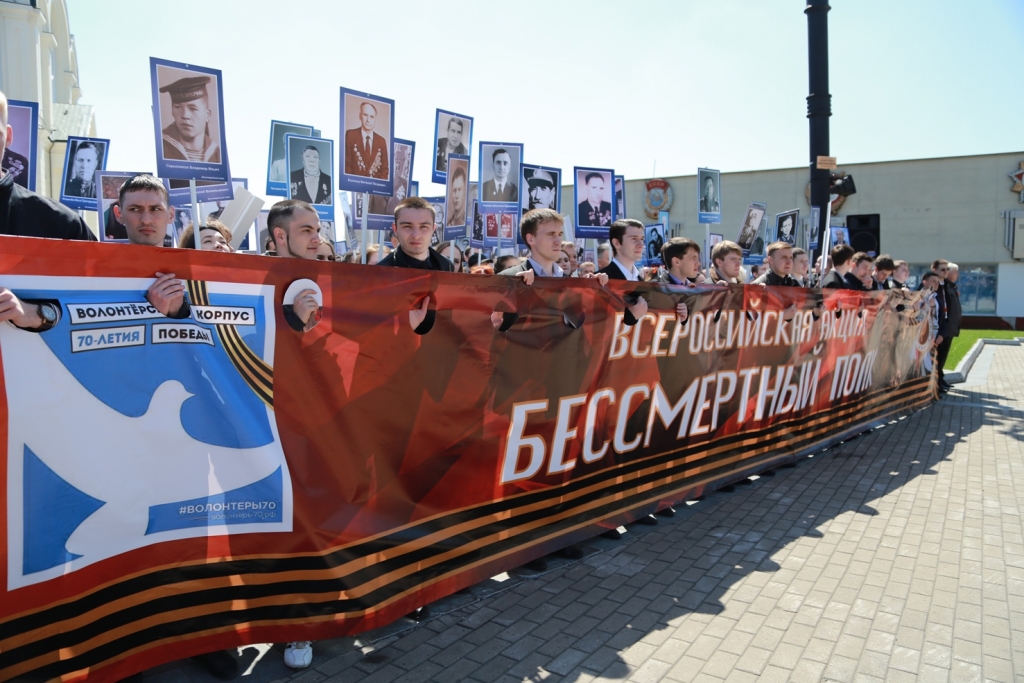 Тысячи хабаровчан пронесли фотографии свои предков - ветеранов в дань светлой памяти, Фото с места события собственное