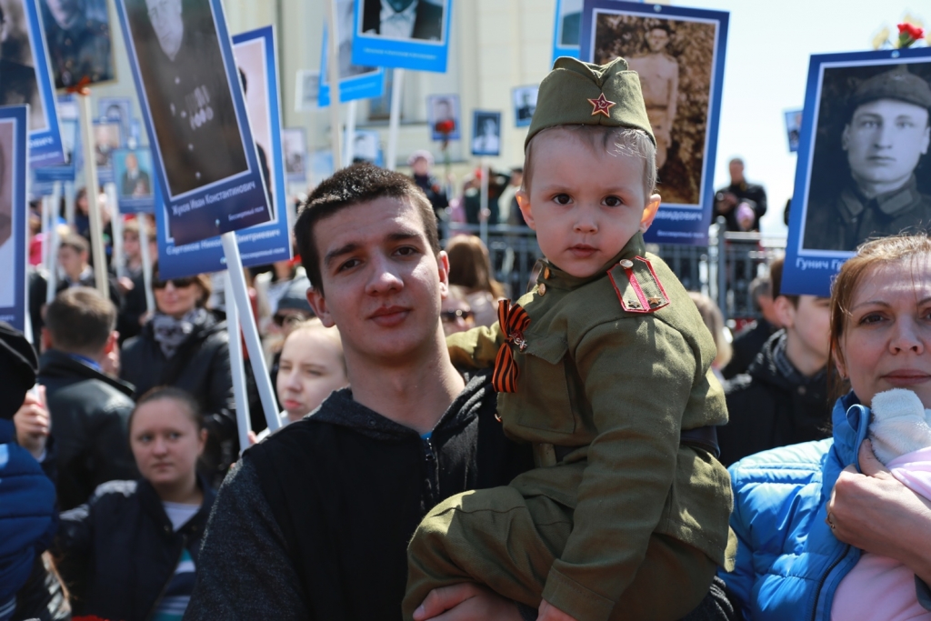 Тысячи хабаровчан пронесли фотографии свои предков - ветеранов в дань светлой памяти, Фото с места события собственное