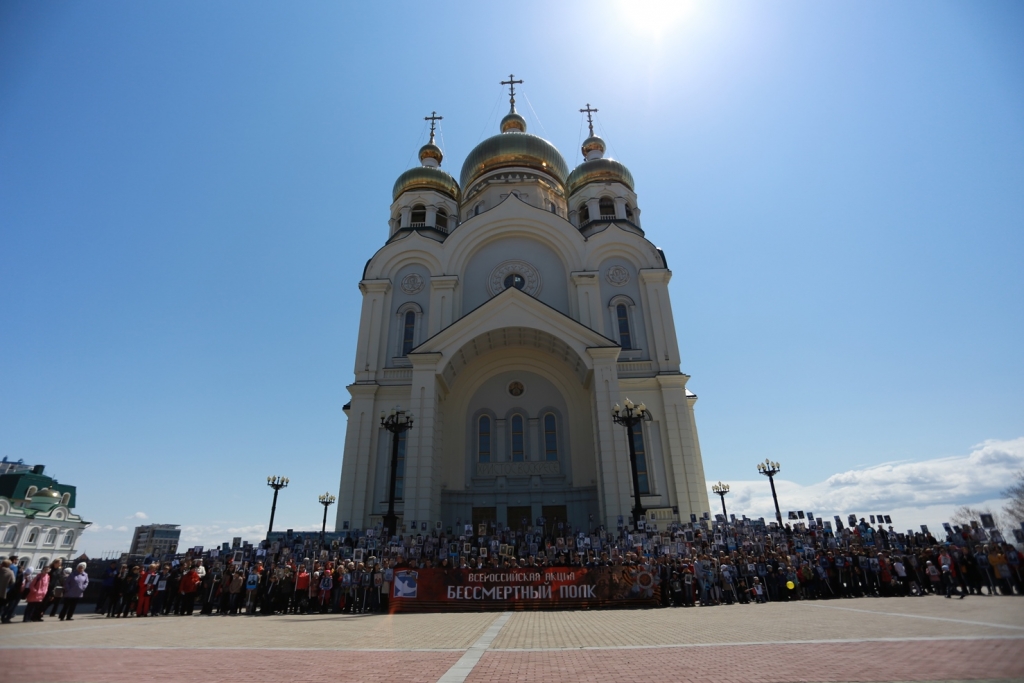 Тысячи хабаровчан пронесли фотографии свои предков - ветеранов в дань светлой памяти, Фото с места события собственное