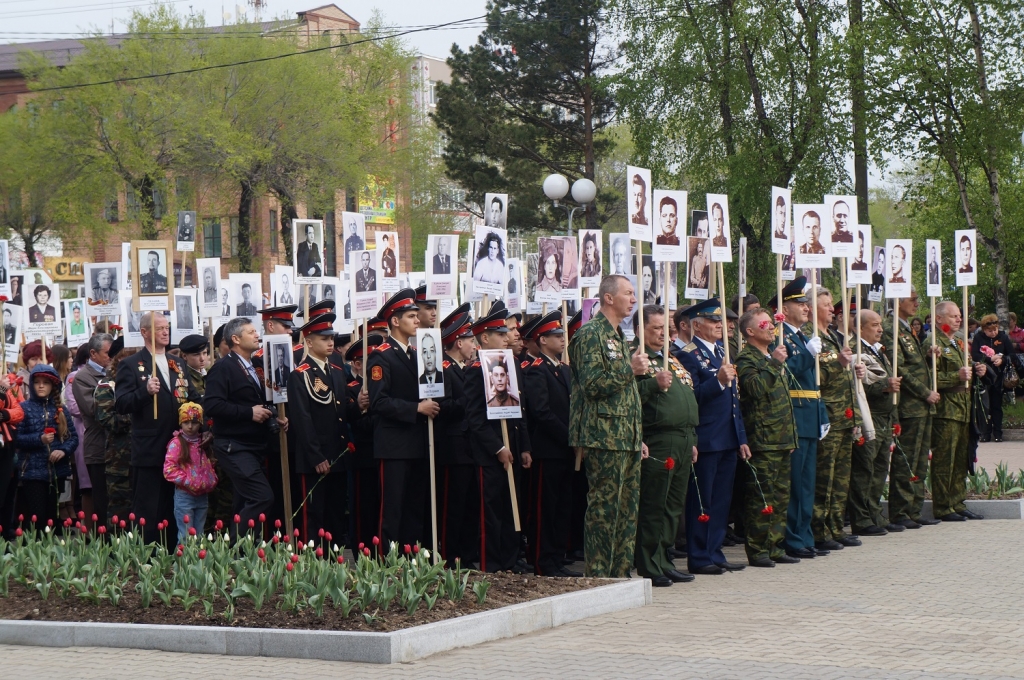 Участники акции "Бессмертный полк" на Площади Победы, Фото с места события собственное